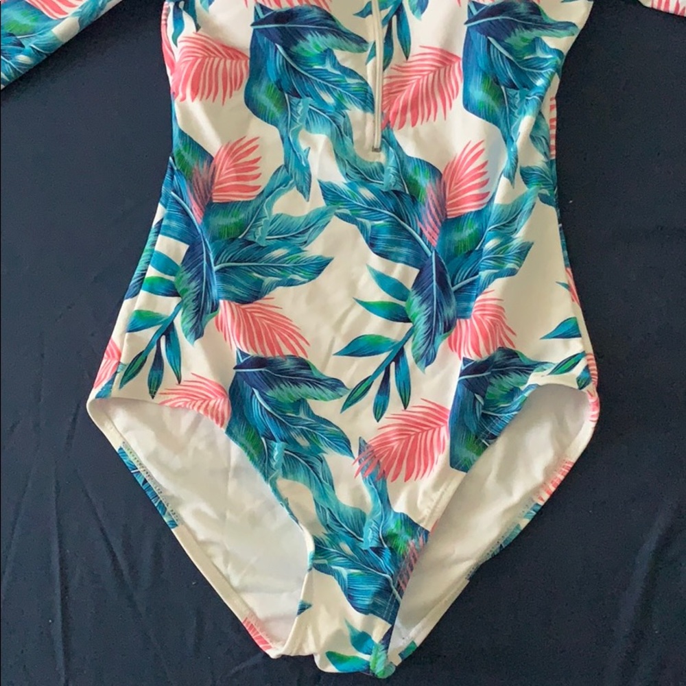 Bikinis - Picture 3 of 5